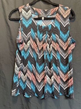 Kasper Sleeveless Chevron Print Tank Top in Black, Blue & Pink